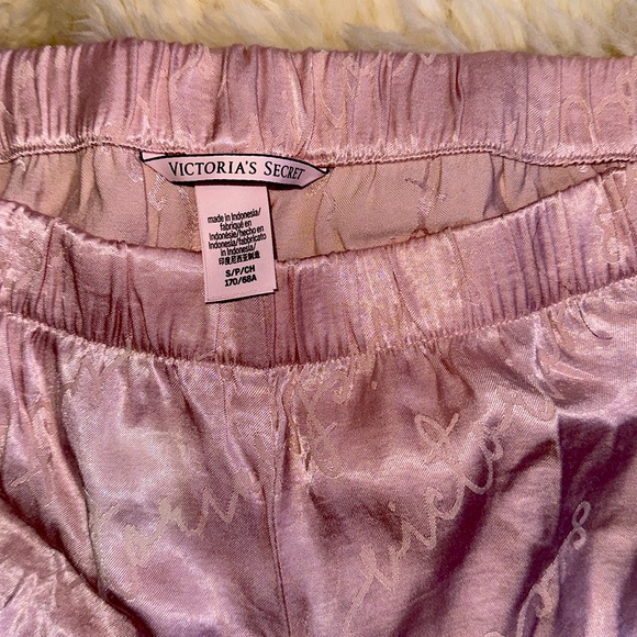Victoria’s Secret pink satin pajama shorts with black ribs lining size small - Picture 2 of 5